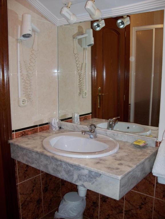 Hostal Virgen Del Villar Лагуна-де-Дуеро Номер фото
